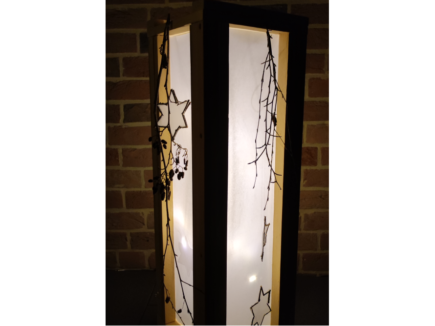 Holzlaterne mit Sternen und Zweigen