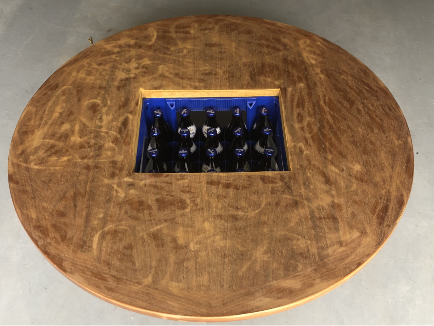 Runder Holztisch mit Getränkekasten-Fach