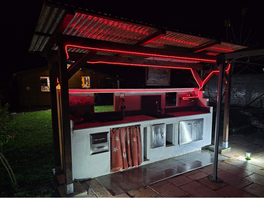 Außenküche bei Nacht mit roter Beleuchtung
