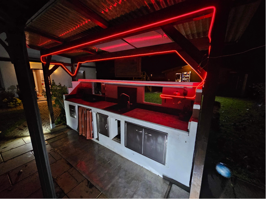 Außenküche mit roter Beleuchtung