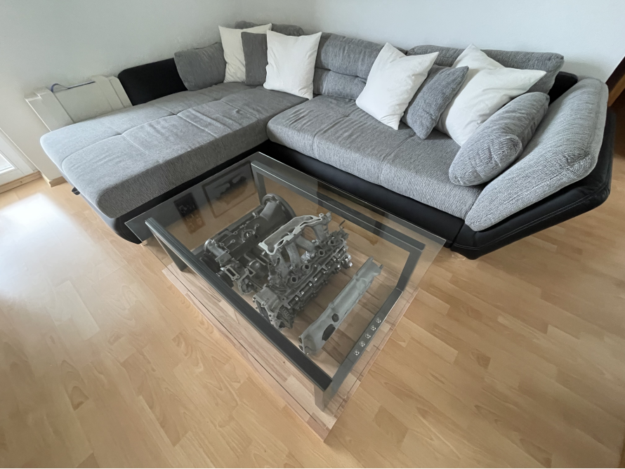Couchtisch aus einem alten Automotor