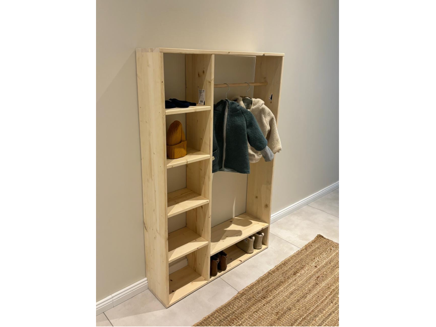 Garderobe aus hellem Holz mit Kleiderstange und Fächern