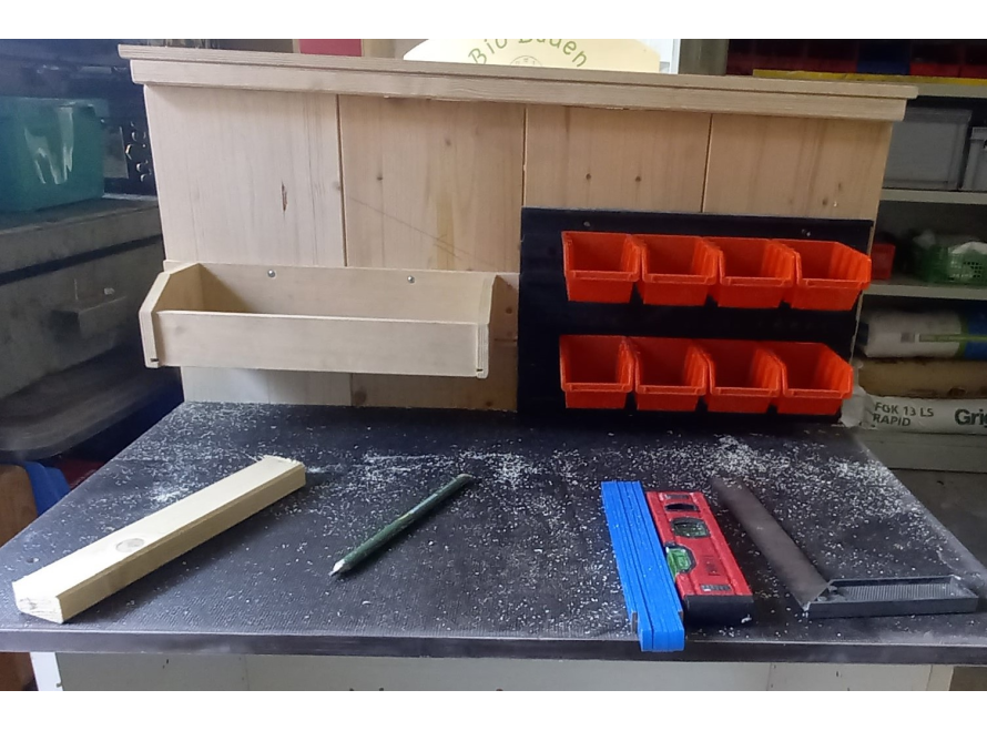 Werkbank mit Werkzeug und Aufbewahrung