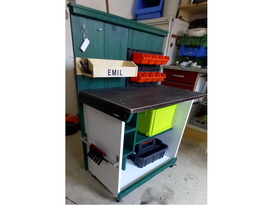 Grüne Werkbank mit Schubladen und Fächern