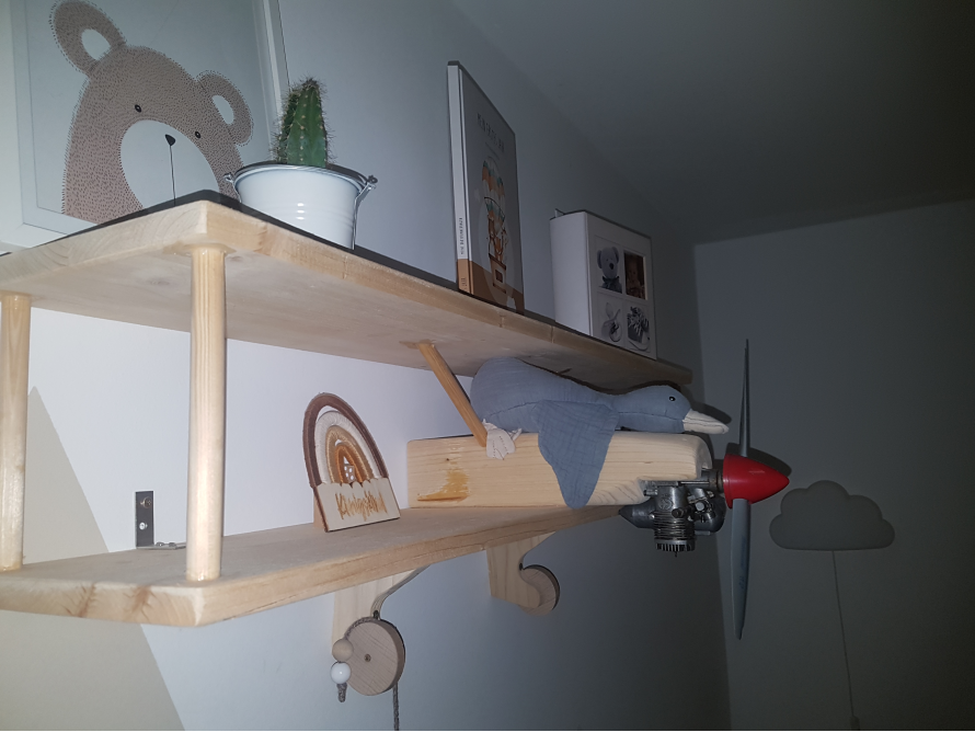 Hölzernes Wandregal mit Deko