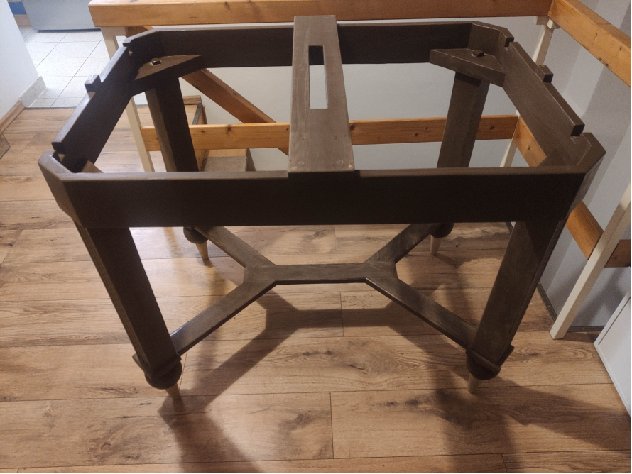 Holzgestell auf vier Beinen