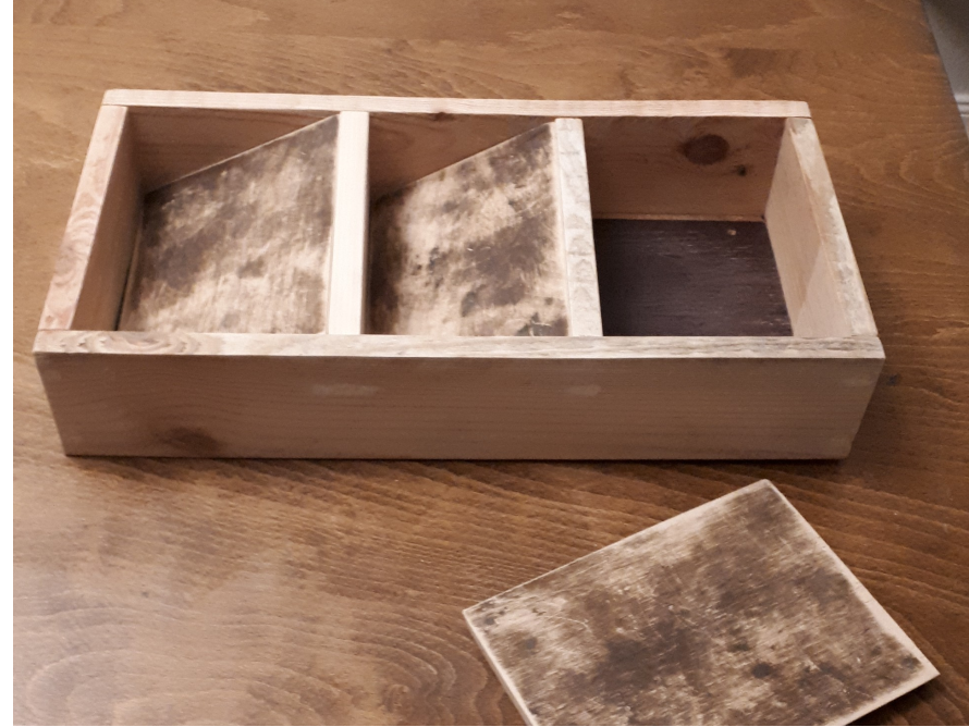 Offene Holzkiste mit drei Fächern