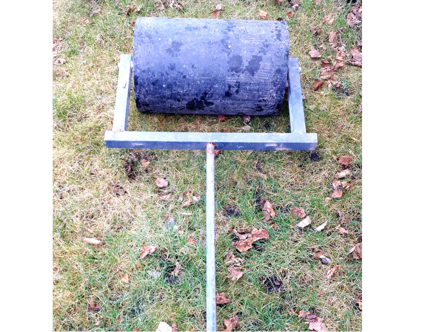 Rasenwalze auf Rasen