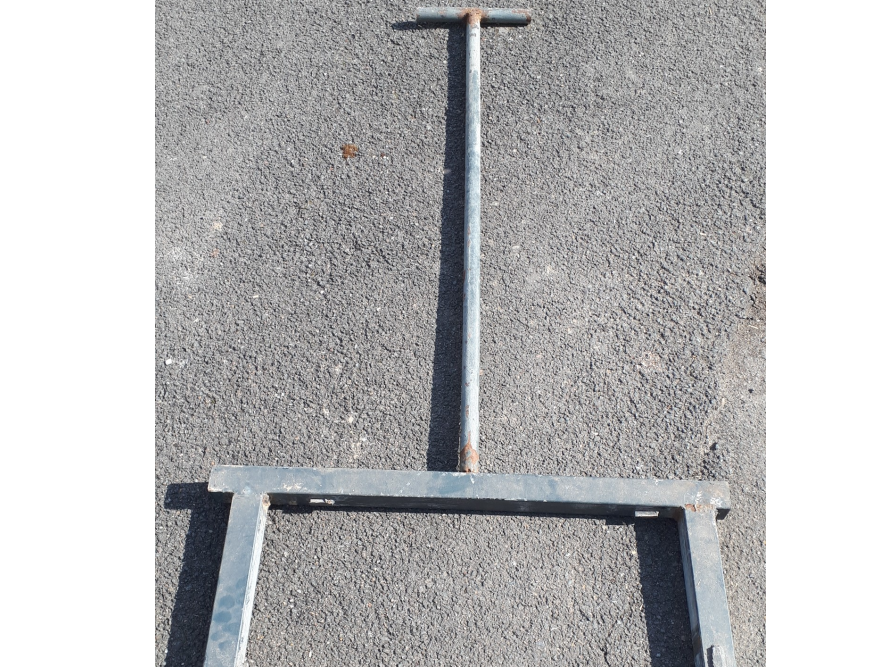 Metallgestell auf Asphalt