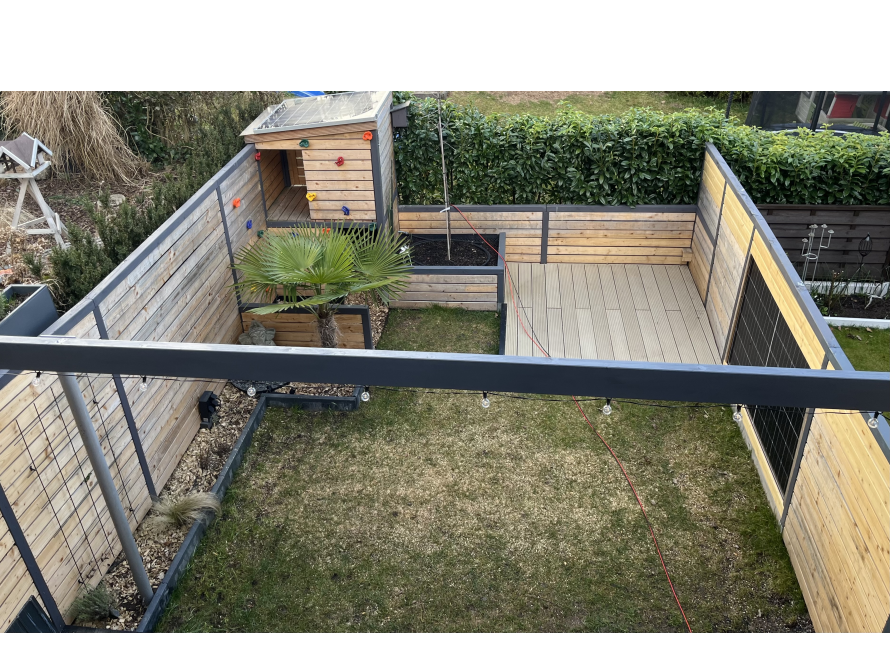 Garten mit Holzterrasse und Spielhaus