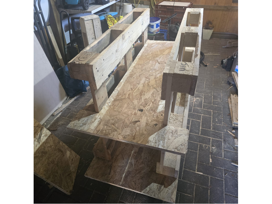 Holzgestell mit Spanplatten