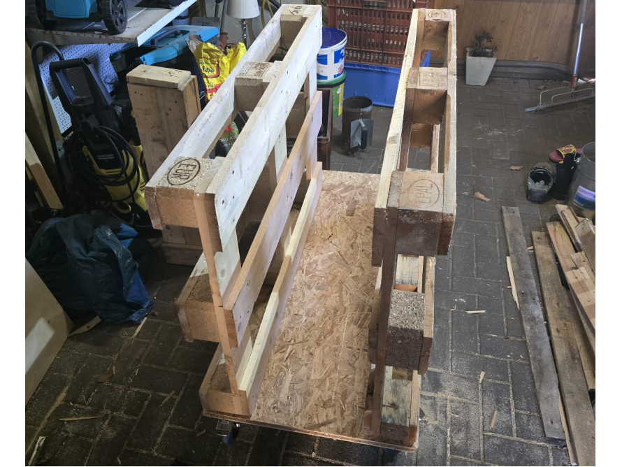 Holzgestell mit Rollen aus Paletten