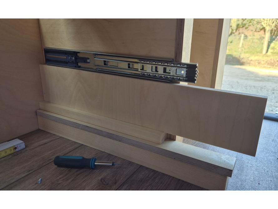 Einbau einer Schublade mit Schraubenzieher