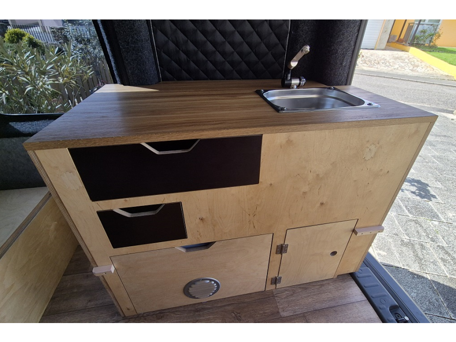 Einbauküche mit Spüle in einem Van