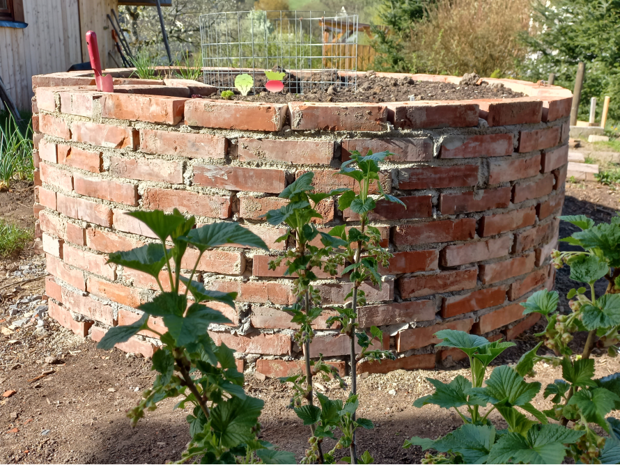Rundes Hochbeet aus Ziegelsteinen