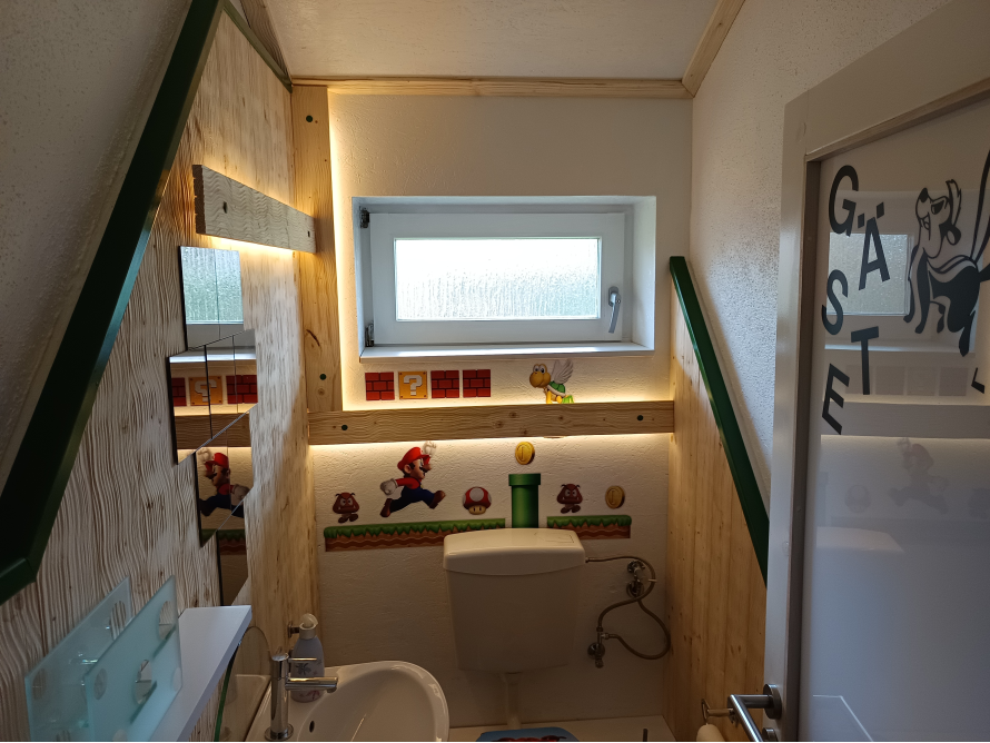 Badezimmer mit Super Mario Dekoration.
