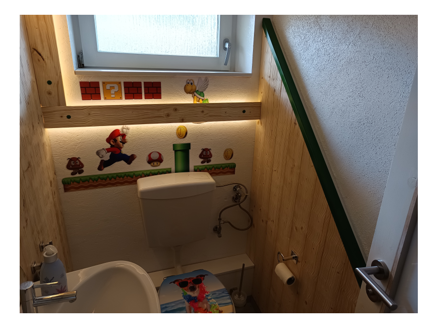 Toilette mit Videospiel Dekoration
