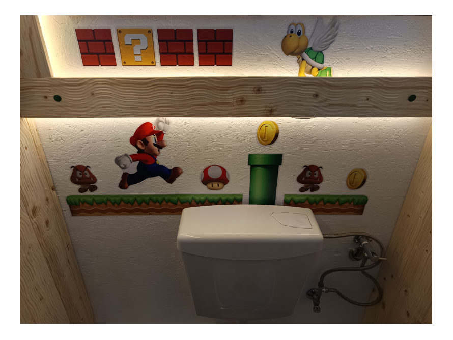 Toilette mit Super Mario Dekoration