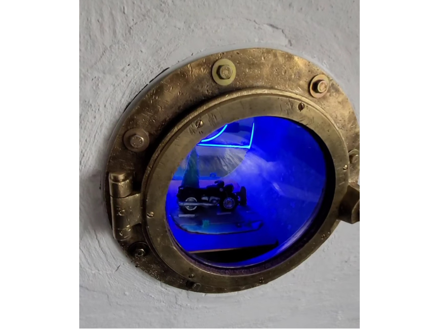 Bullauge mit Modellmotorrad