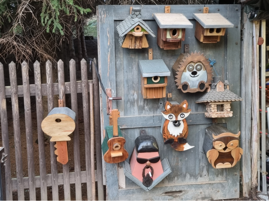 Sammlung von dekorativen Vogelhäusern