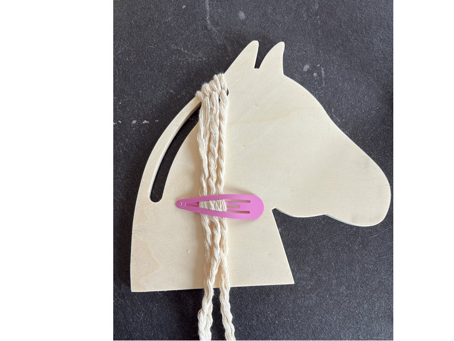 Pferdekopf aus Holz mit Schnur und Spange