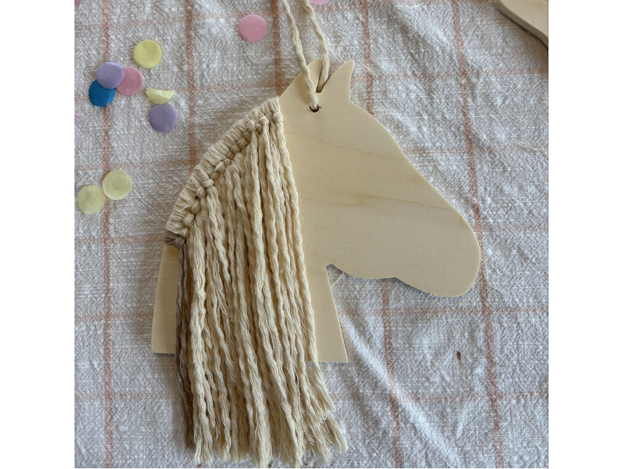 Pferdekopf aus Holz mit Makramee-Mähne