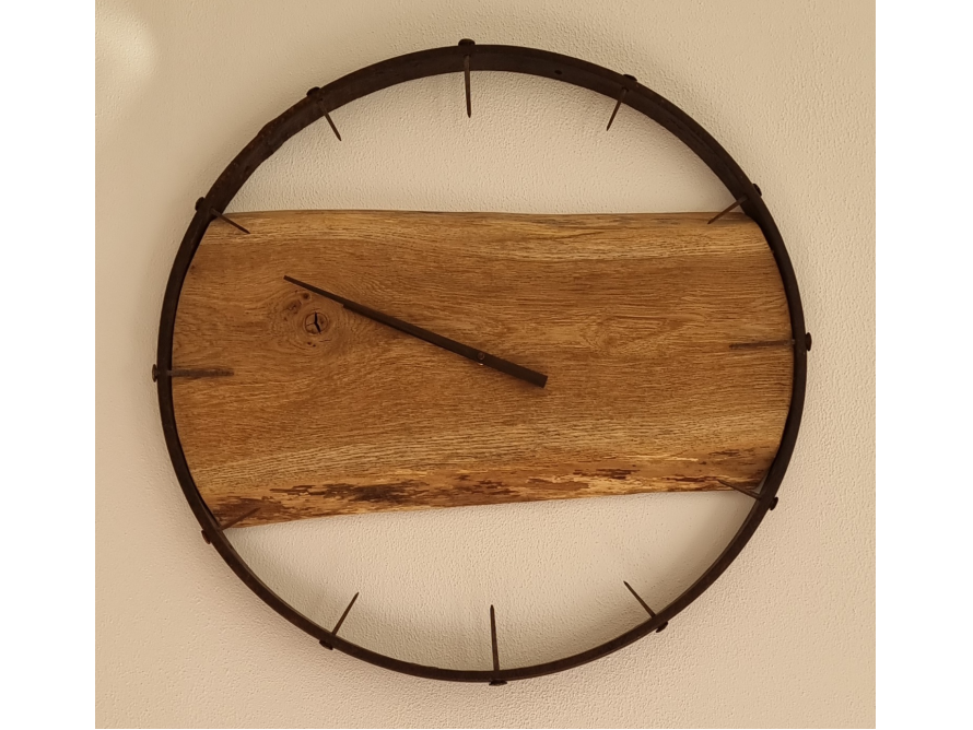 Rustikale Uhr aus Holz und Metall