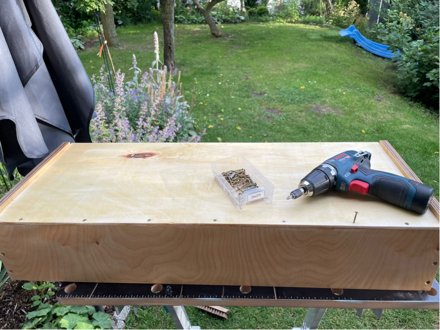 Holzrahmen mit Akkuschrauber und Schrauben