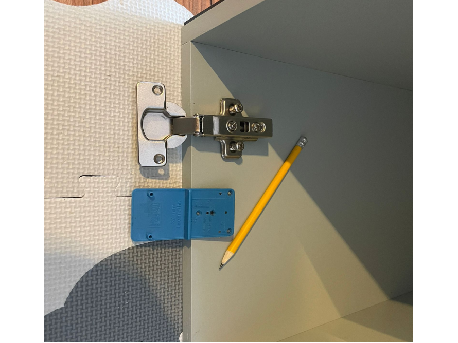 Möbelscharnier, Schablone und Bleistift