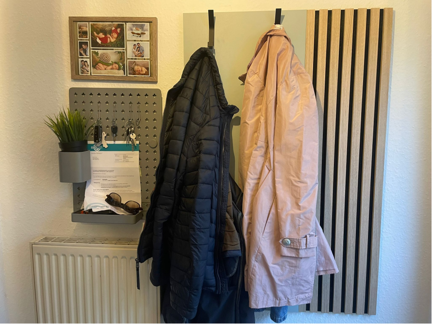Garderobe mit Jacken und Familienfotos