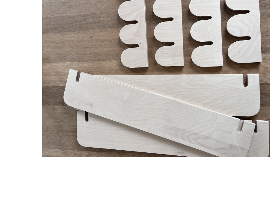 Unbehandelte Holzteile für ein Möbelstück