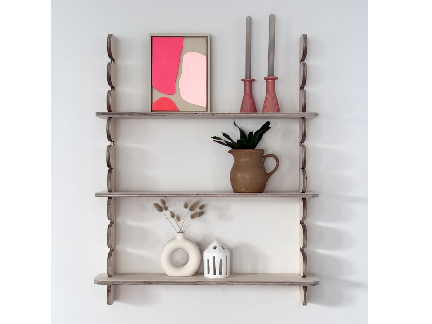 Wandregal mit Deko