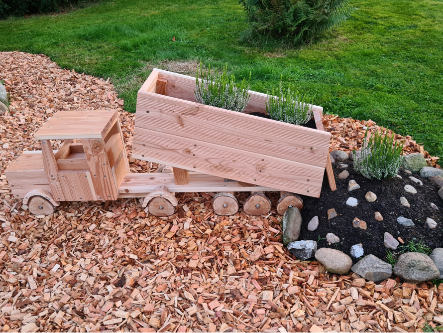 Ein Lastwagen aus Holz mit Blumen