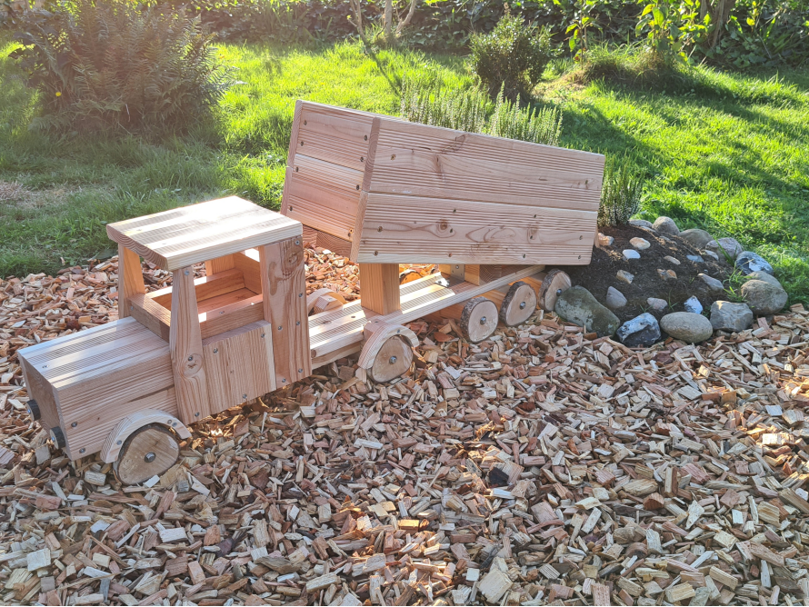 Ein Spielzeuglaster aus Holz