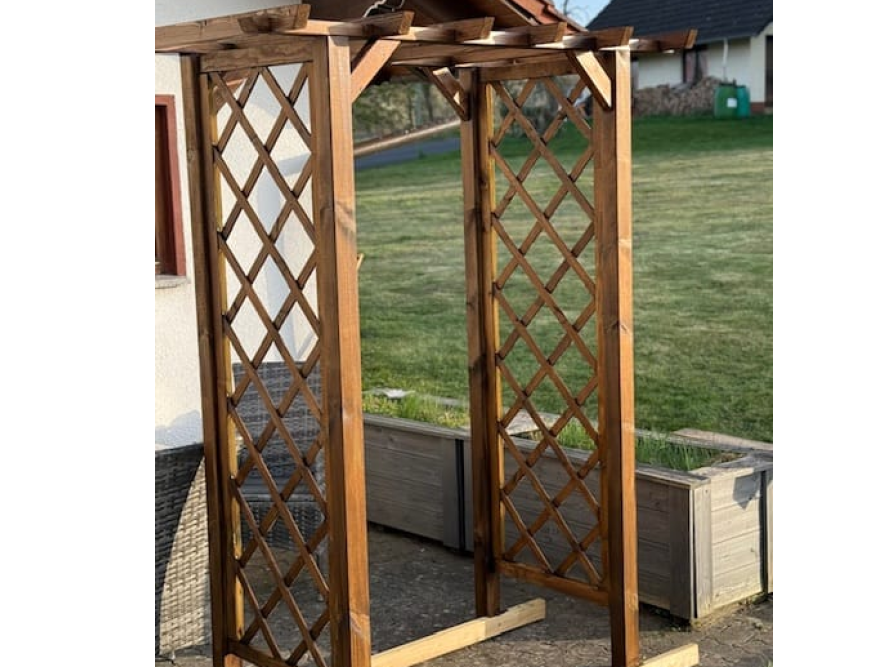 Hölzerner Gartenbogen mit Rankgitter