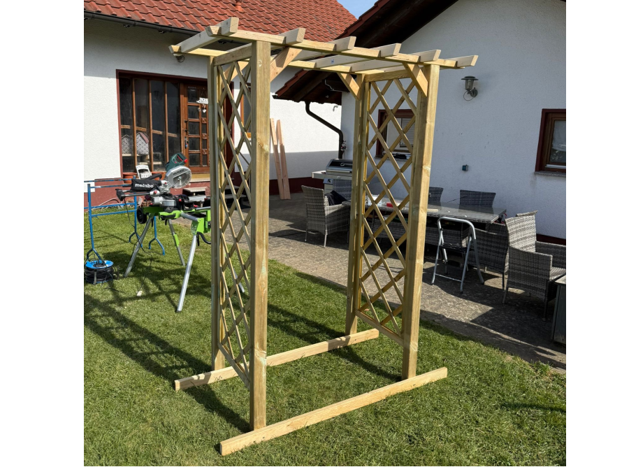 Hölzerner Gartenbogen im Aufbau