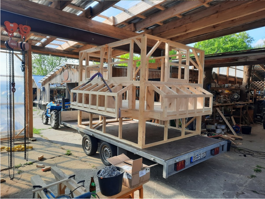 Unfertiger Hühnerstall auf einem Anhänger