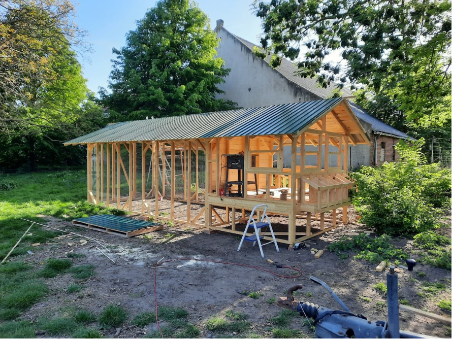 Rohbau eines Hühnerstalls aus Holz mit Wellblechdach.