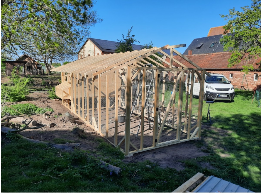 Holzgerüst eines Hühnerstalls