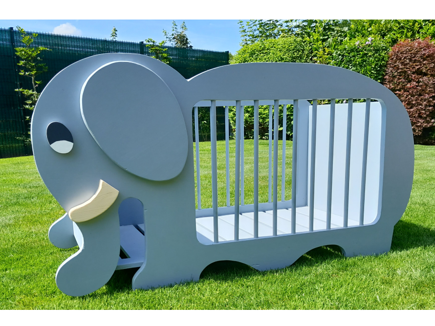 Ein Babybett in Form eines Elefanten.