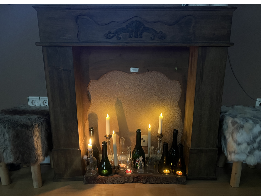 Dekorativer Kamin mit Kerzen