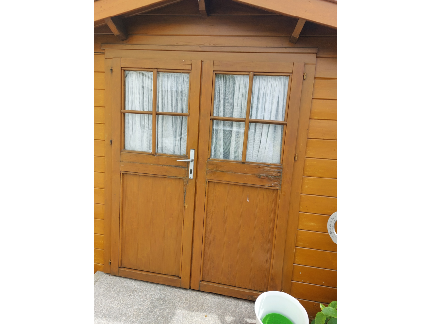 Holztür mit Glasfenster