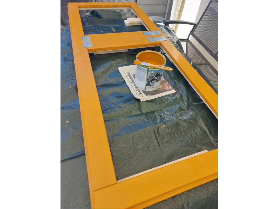 Holzrahmen in gelber Farbe