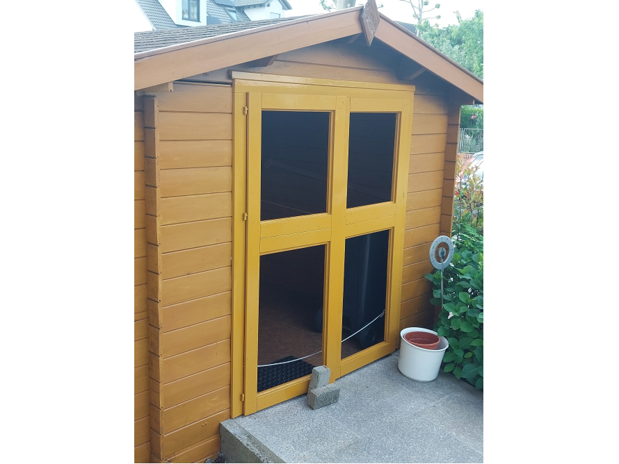 Gelbes Gartenhaus aus Holz