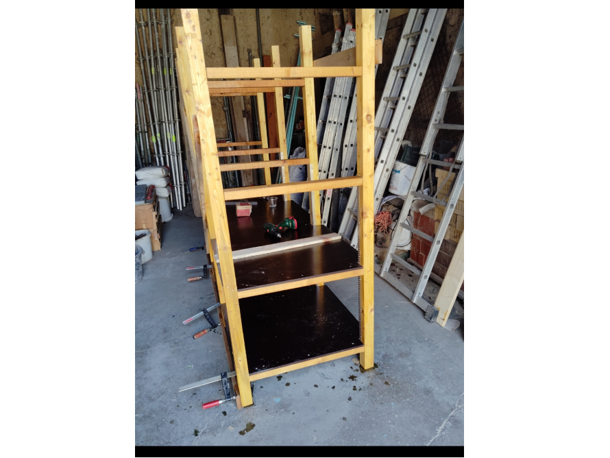 Holzregalkonstruktion mit Schraubzwingen
