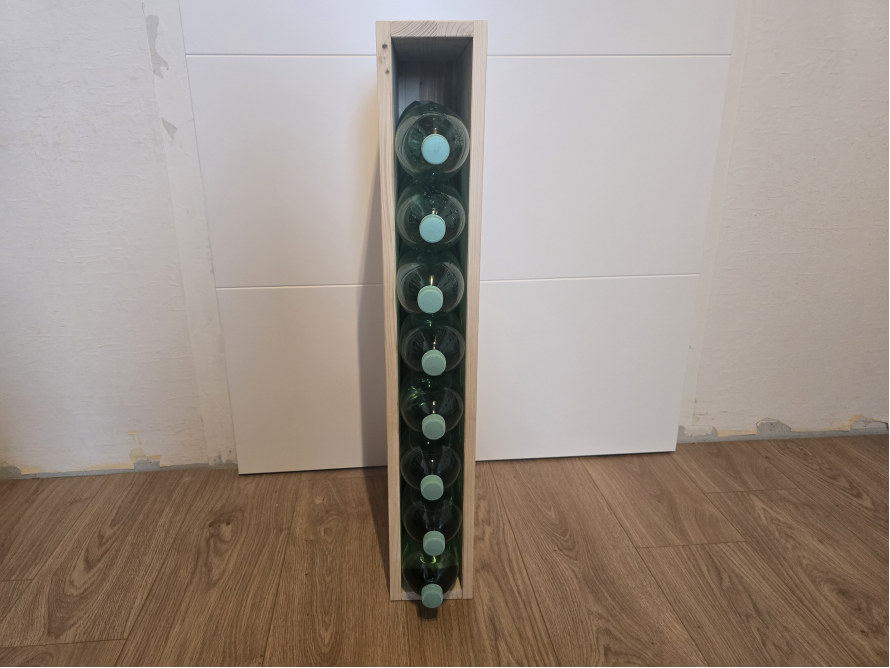 Ein schmales, hohes Weinregal aus Holz.