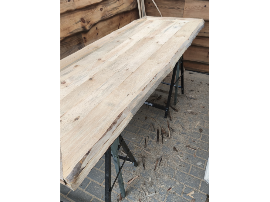 Holzplatte auf zwei Böcken