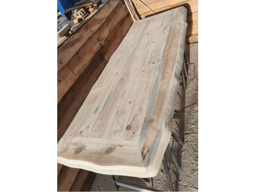 Holztischplatte auf zwei Böcken