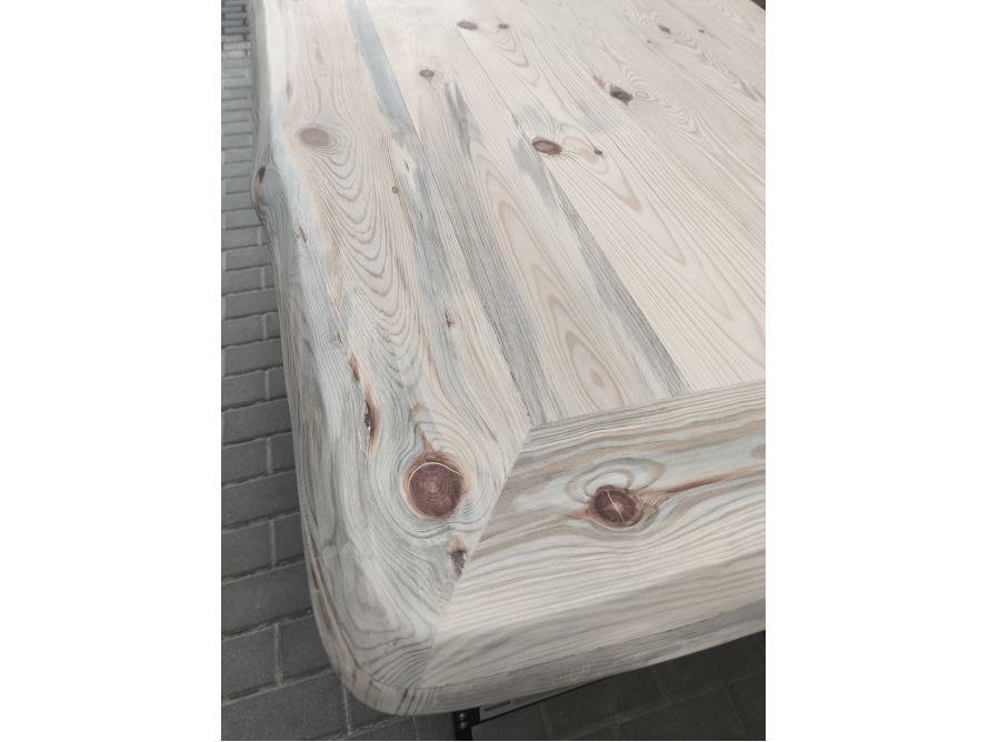 Helle Holzplatte mit Astloch