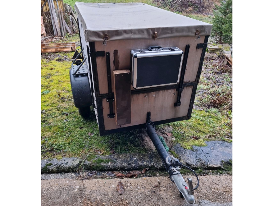 Kleiner Anhänger mit Plane